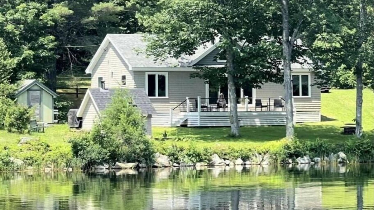 Washington Cottage | Lakefront Cottage with sauna and private dock.