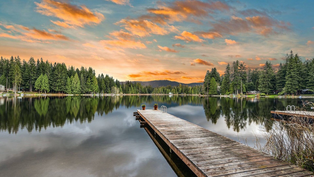 Fall City Cabin | Lakefront cottage with docks, kayak, deck, firepit & beachfront, drive to skiing