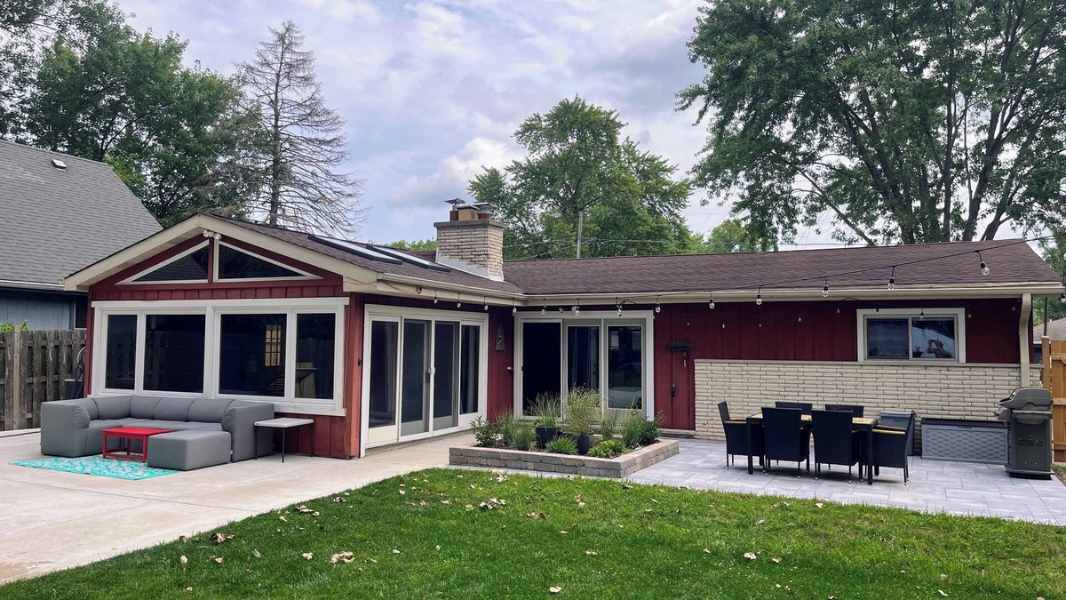 Fox Lake Cottage | Lakefront cottage with gorgeous sunset views