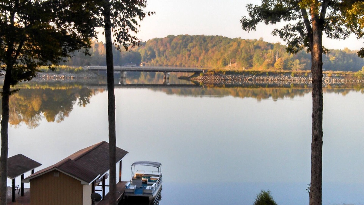 Semora Cottage | Lakefront cottage with WiFi .