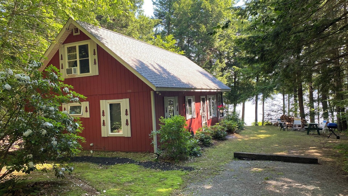 Saint Albans Cottage | Lakefront Cottagen
