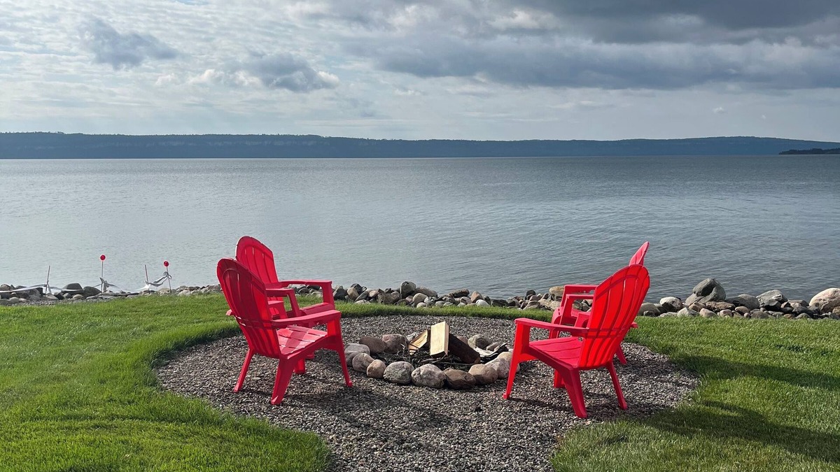 Shuniah Cottage | Lakefront cozy cottage on beautiful Lake Superior. Close to hiking and skiing.