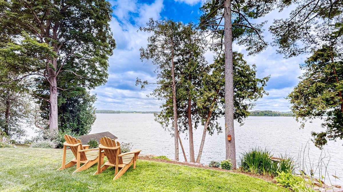 South Hero Cabin | Lakefront dog-friendly cabin & cottage with kayaks, grill, washer/dryer