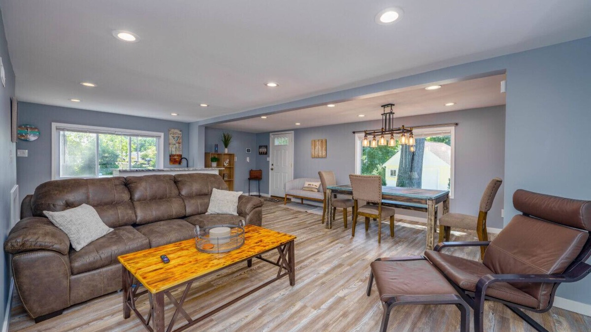 Mentor-on-the-Lake Apartment | Lakefront Escape With Hot Tub & Modern Comforts