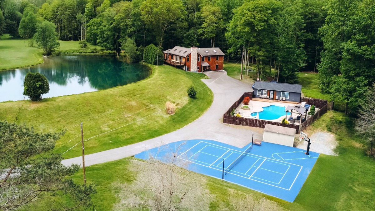 Jonas House | Lakefront Estate on 10 acres, Heated pool/pickleball/Volleyball/Soccer/Hot tub