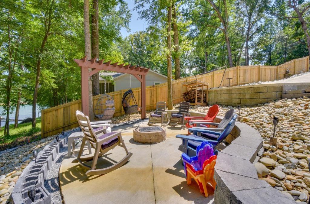 Fair Play House | Lakefront Fair Play Vacation Rental, Pets Welcome!
