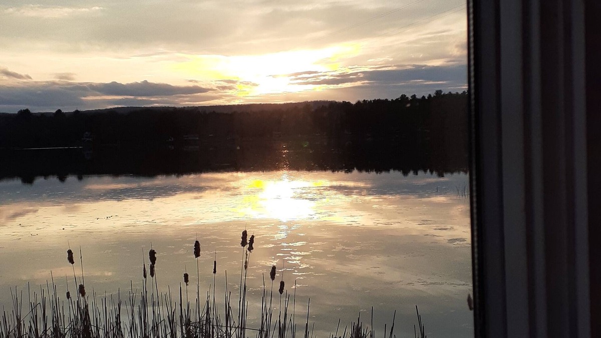 Sharon House | Lakefront Fall Foliage in New England Just 2 Hours From NYC