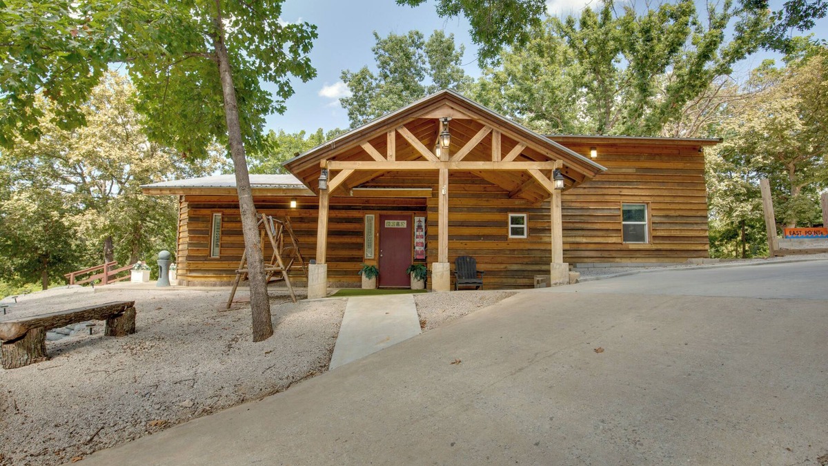 Lake Lafayette Cabin | Lakefront Family Cabin w/Patios in Odessa!