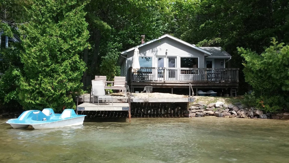 Torrance Cottage | Lakefront Family Friendly 3 plus 1 Cottage in the Heart of Muskoka.