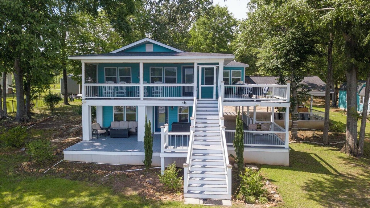 Ridgeway House | Lakefront Family friendly 3-bedroom house with 2 boat slips