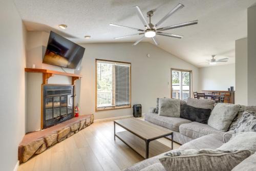 Pontoon Beach House | Lakefront Family Home 13 Mi From Gateway Arch!