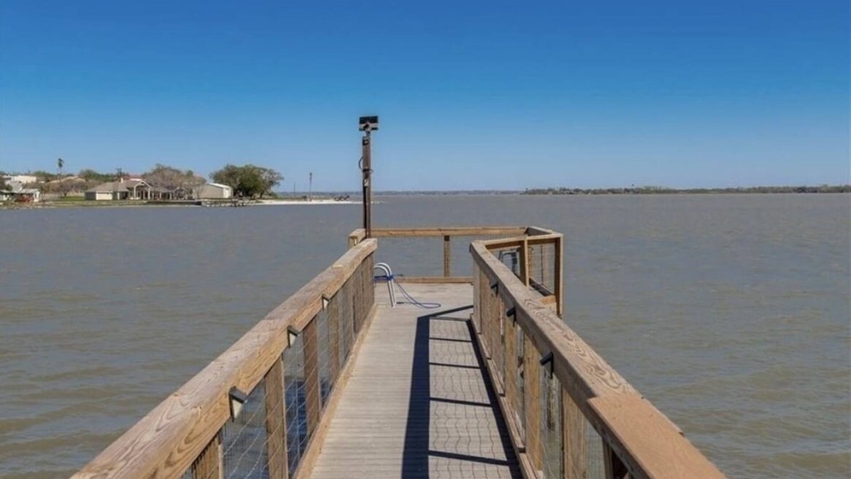 Dinero House | Lakefront Family Home