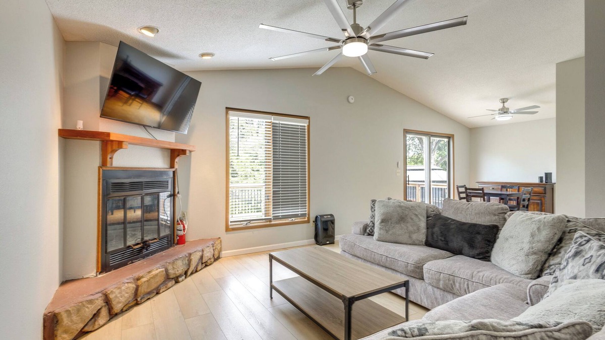 Pontoon Beach House | Lakefront Family Home 13 Mi From Gateway Arch!