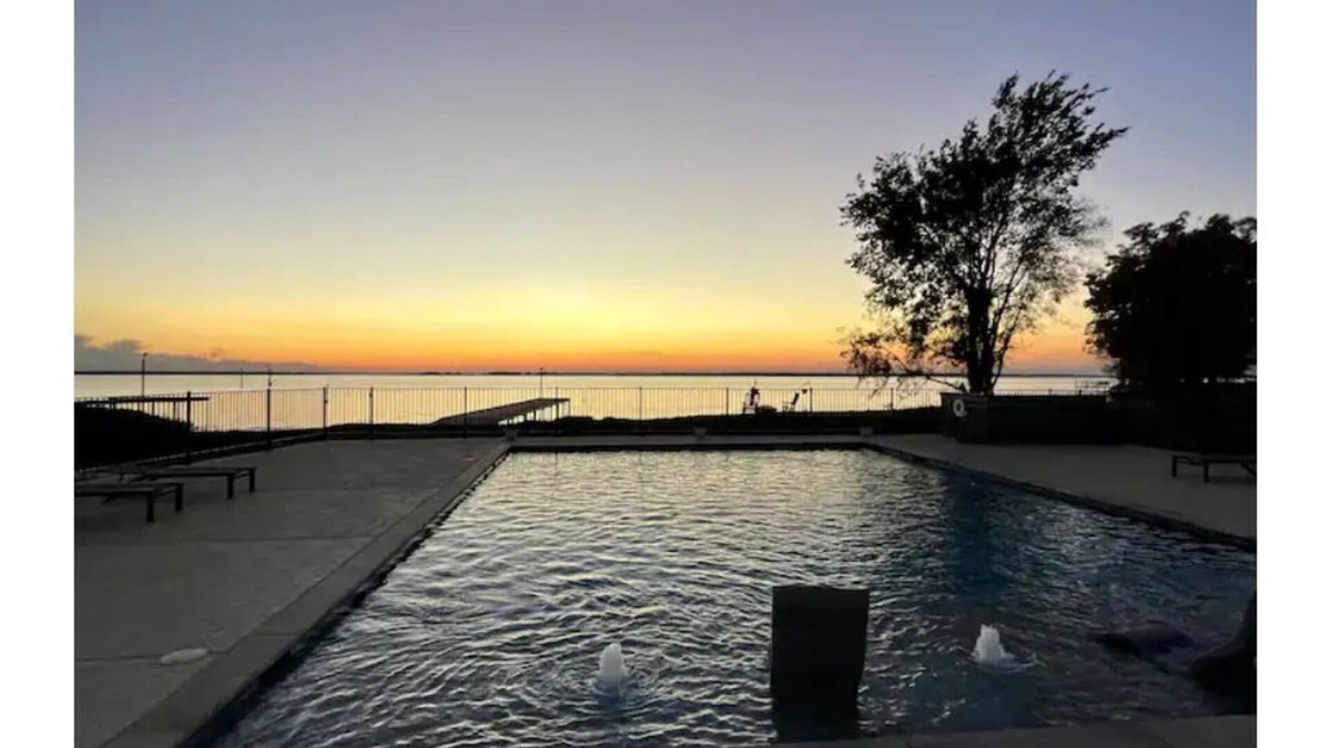 Kerens RV Rental | Lakefront Fires & Fishing, Splashes & Sunsets