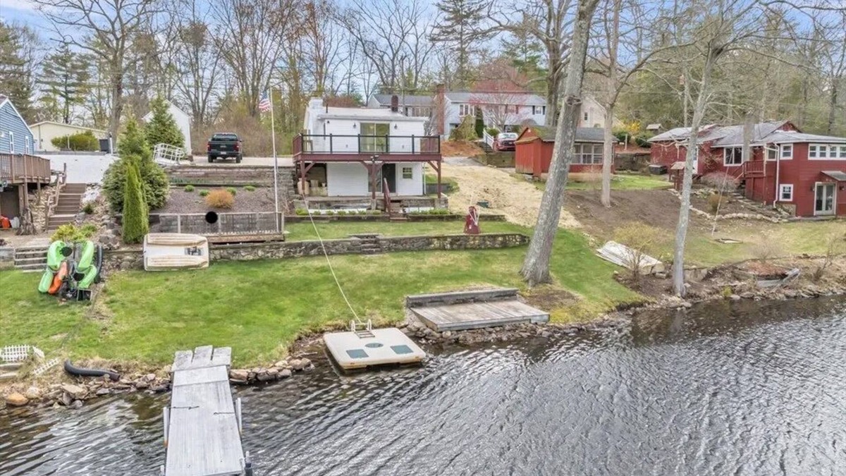 Charlton Cottage | Lakefront: Fish, Kayak, Canoe, Near Treehouse Brewery, Sturbridge Village!