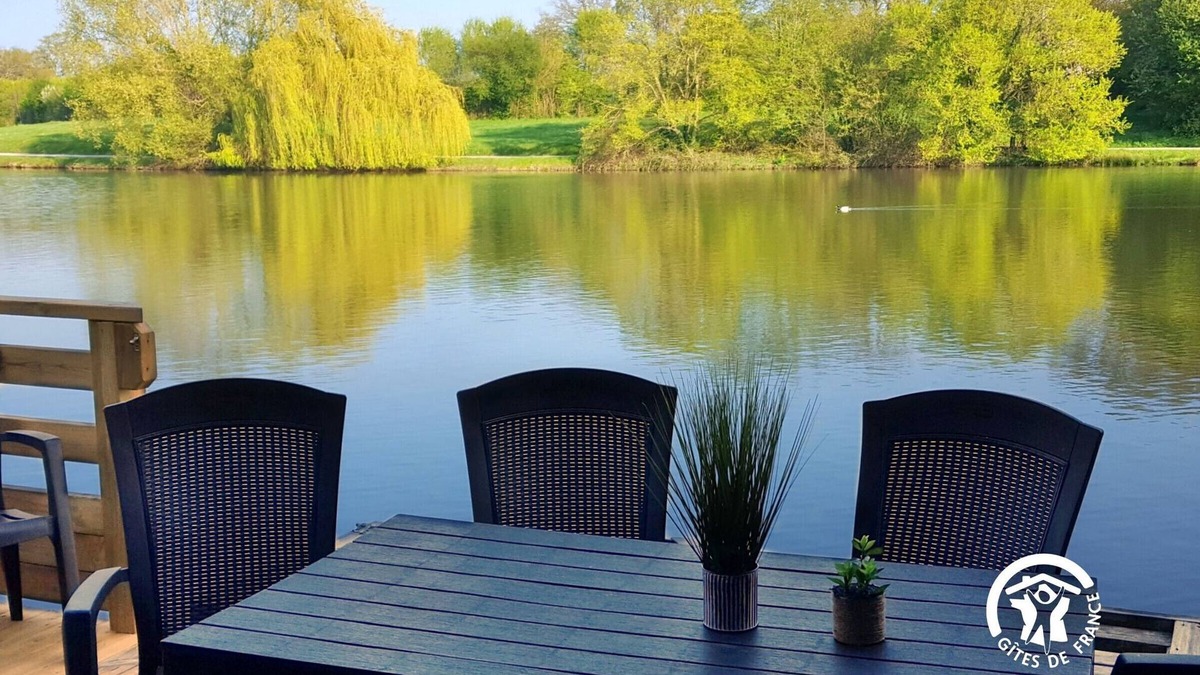 Villiers-Charlemagne Cottage | Lakefront Chalet with Fishing, Family Activities, and Modern Amenities for 5-7 People
