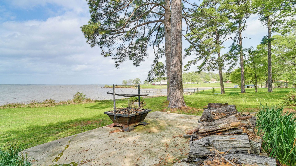 Negreet House | Lakefront Gem w/Boat Dock & Fishing Pier in Many