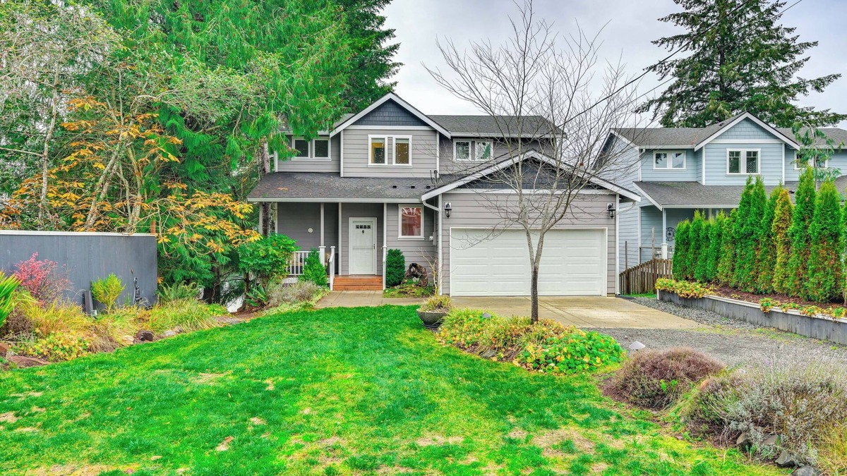 Shelton House | Lakefront Gem w/Deck & Grill in Shelton
