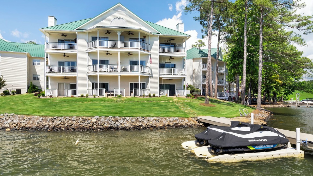 Dadeville Condo | Lakefront Getaway – 1BR/1BA Walk-Out Condo with Stunning Views