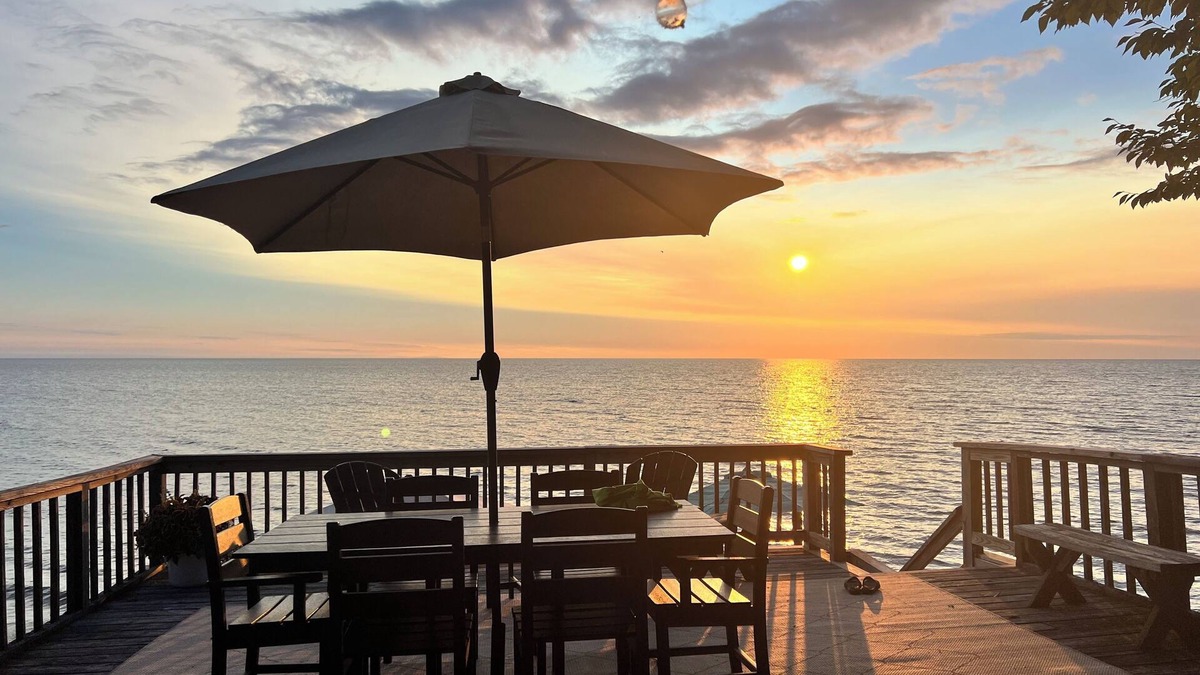 Maple View House | Lakefront Getaway at Renshaw Bay
