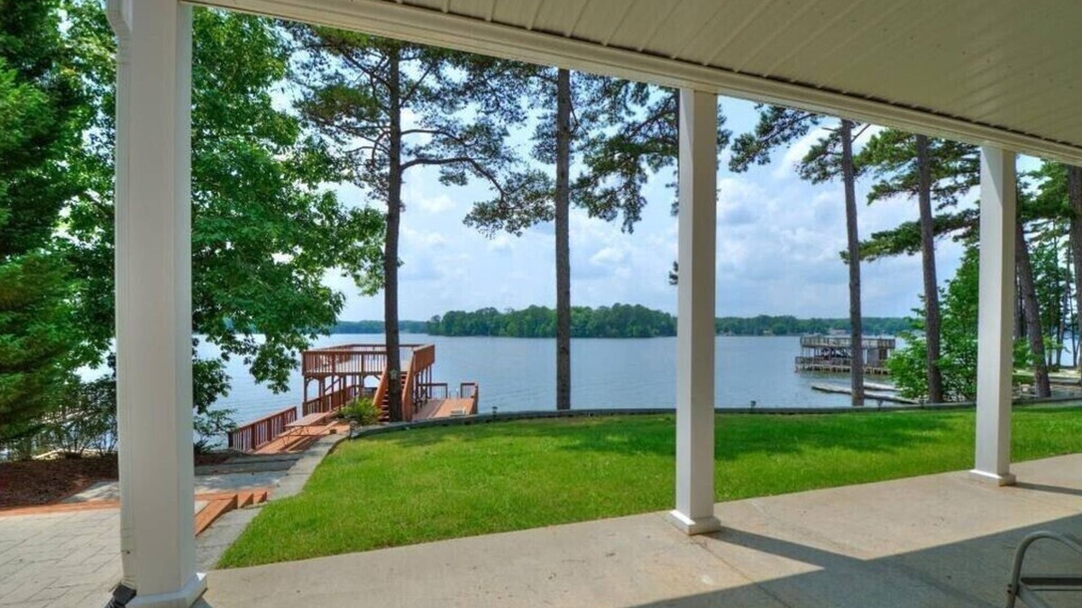 New London House | Lakefront Getaway - Putting Green ⛳️, Boat Dock, Arcade, Game Consoles, & Kayak