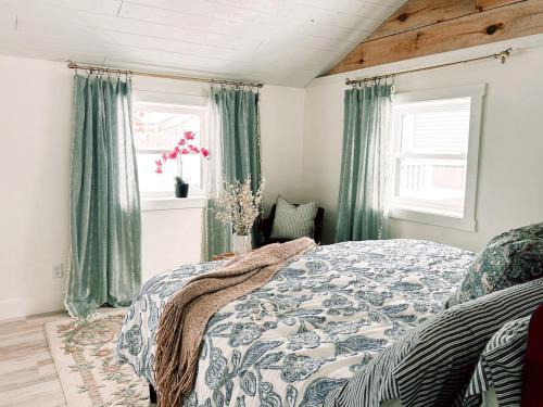 Howe House | Lakefront Girls getaway Romantic Retreat low fees