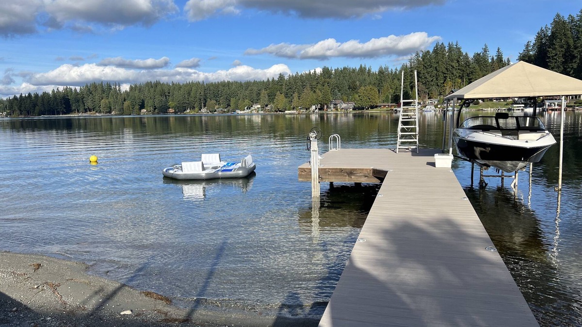 Lake Goodwin House | Lakefront Guest House~with lots of water toys! Close to shopping & casinos!