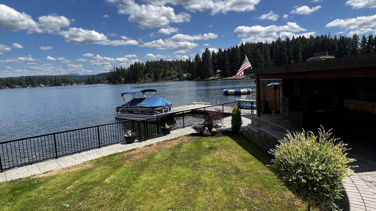 Eatonville House | Lakefront Guesthouse Cabin with Loft