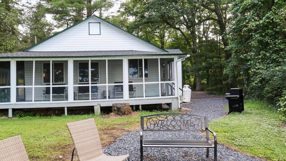 Saylorsburg House | Lakefront Haven: Modern Cottage