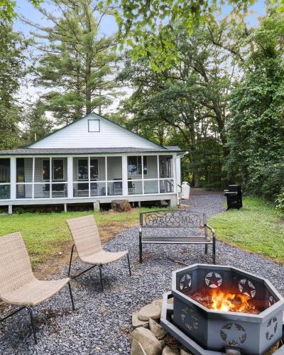 Saylorsburg House | Lakefront Haven Modern Cottage