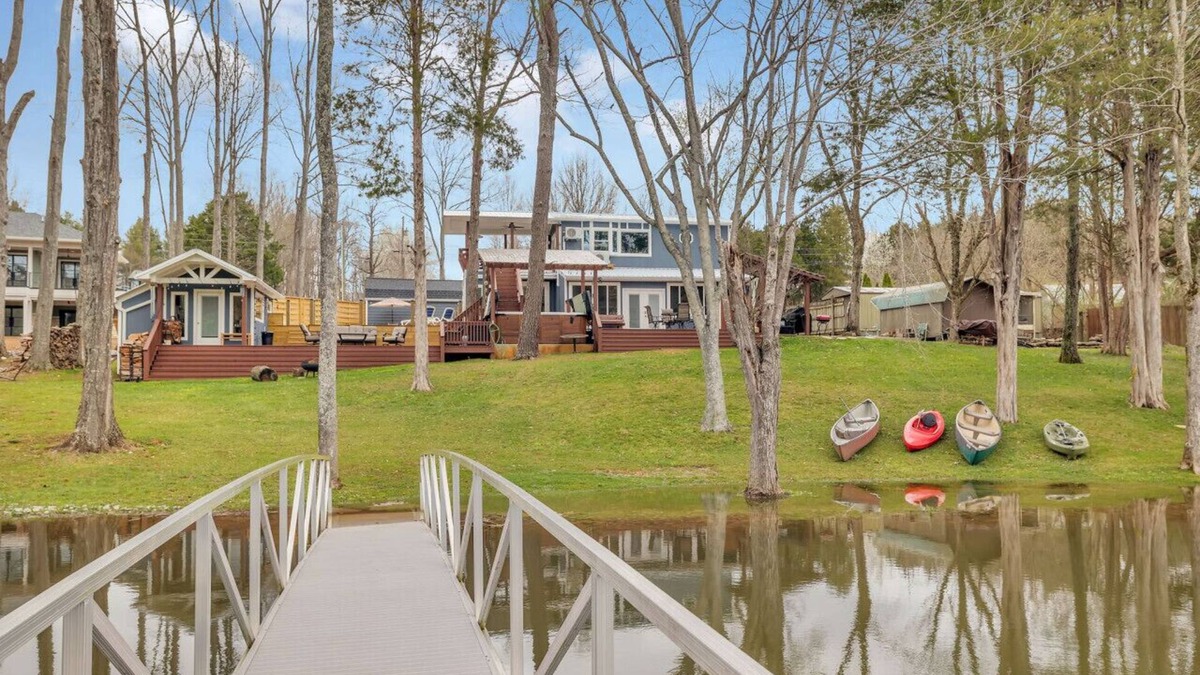 Lebanon House | Lakefront, Heated Pool, Sauna, Sleeps 8!