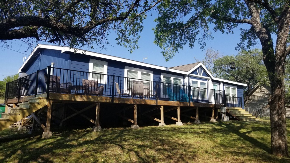 Burnet House | Lakefront Hill Country Retreat – Casa Azul