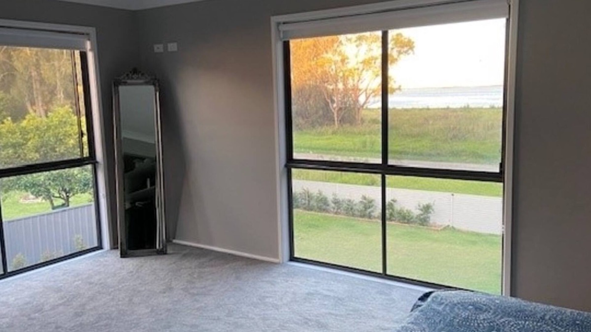 Berkeley Vale House | Lakefront Holiday Home