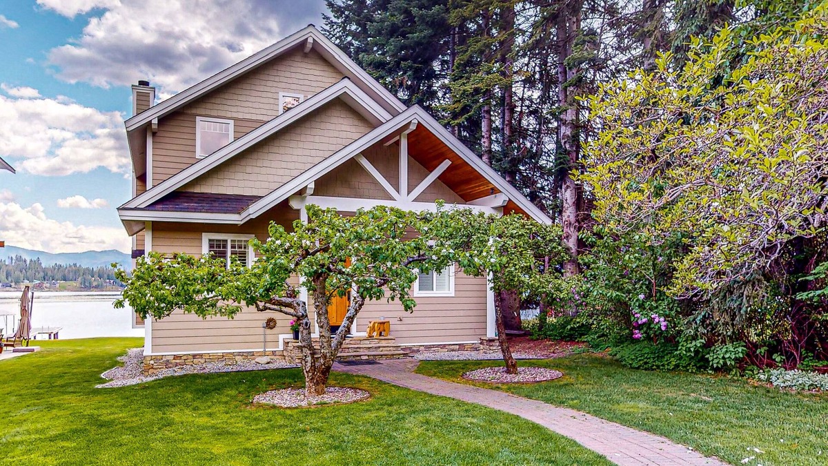 East Hope House | Lakefront home and studio with kayaks, dock, WiFi, fireplaces, BBQ grill