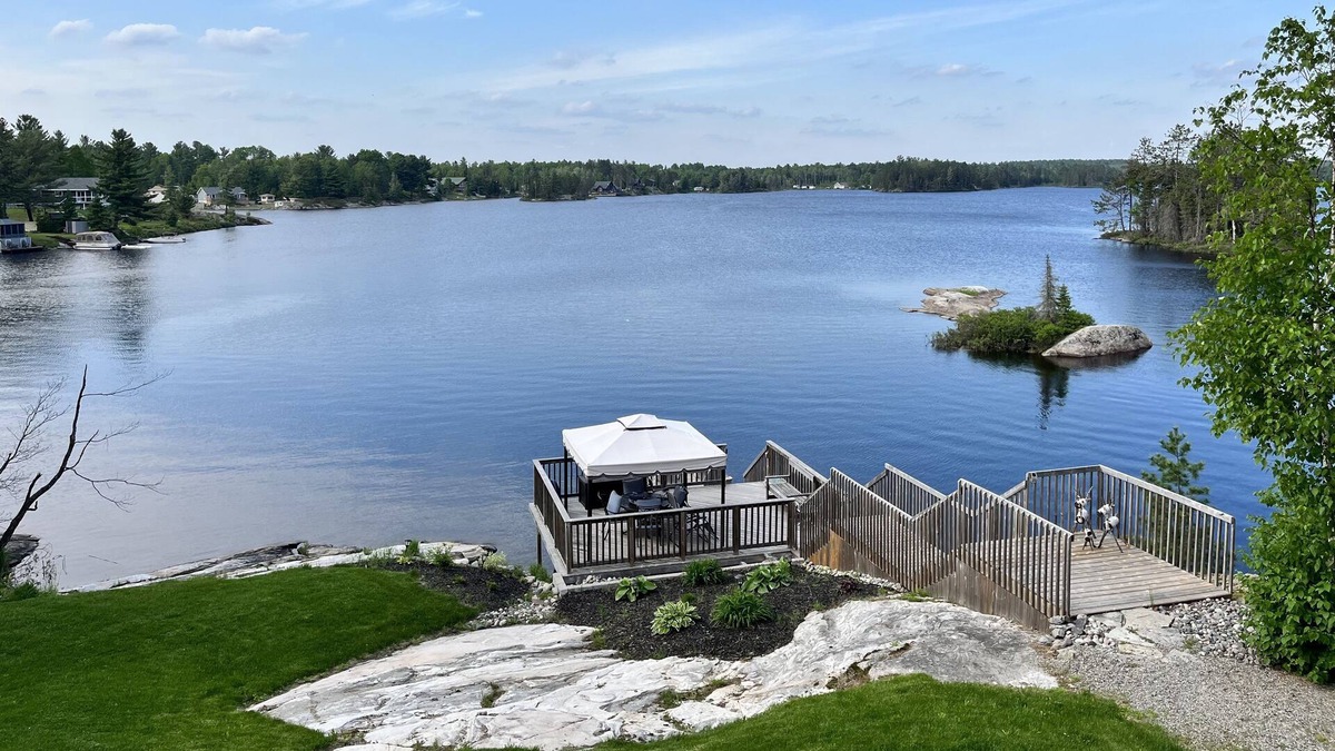 Markstay House | Lakefront Home