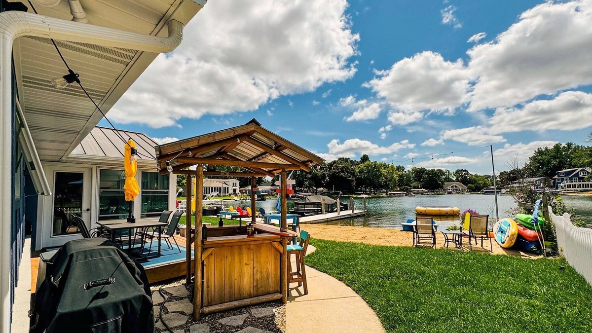 Cassopolis House | Lakefront Home on Diamond Bay | Beach | Fun