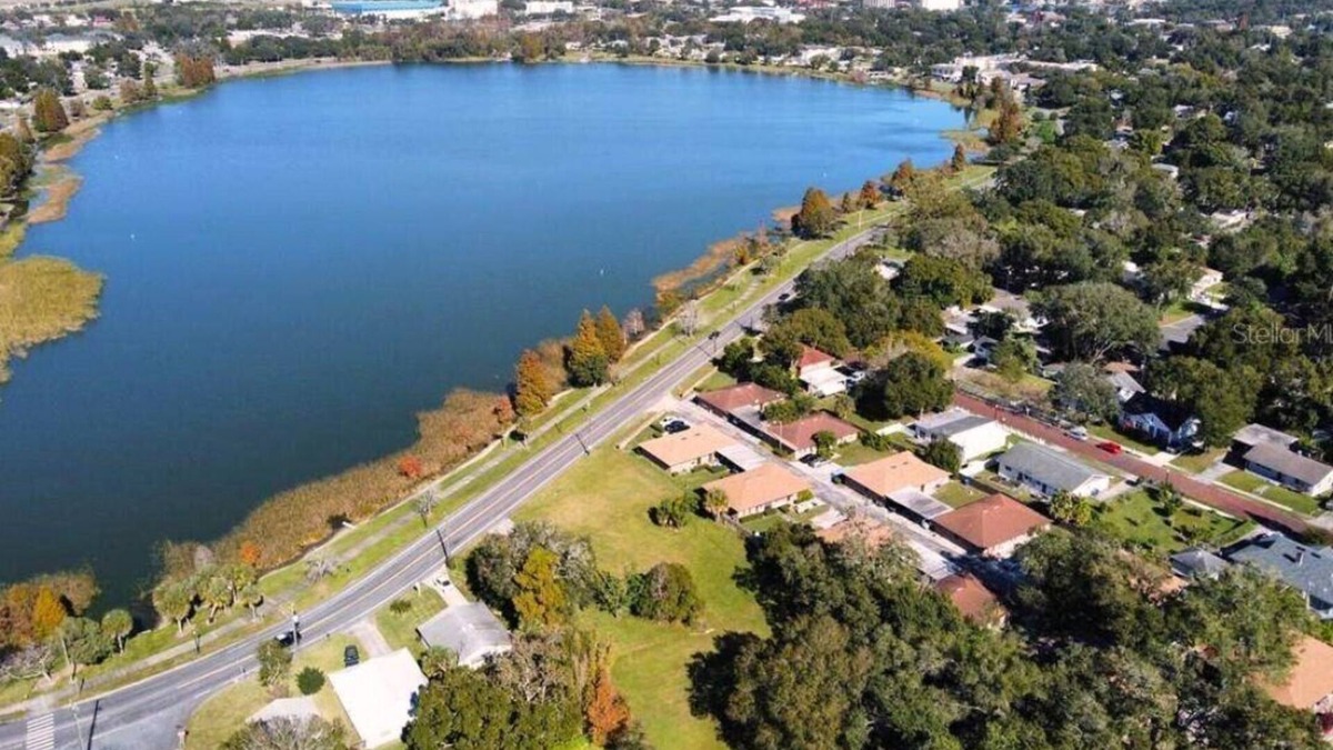 Dixieland House | LAKEFRONT HOME-PATIO/WASHER/DRYER/FULLY EQUIPPED-NEAR COLLEGE/SHOPS/MUSEUM/PARKS