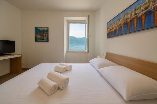 Pisogne House | LAKEFRONT HOME RESIDENZA IL GALLO IN RIVA AL LAGo