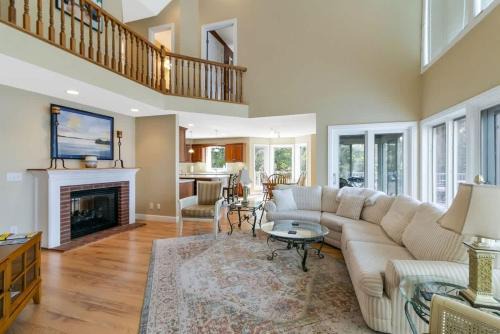 Cadiz House | Lakefront - Home Theater, Pool Table