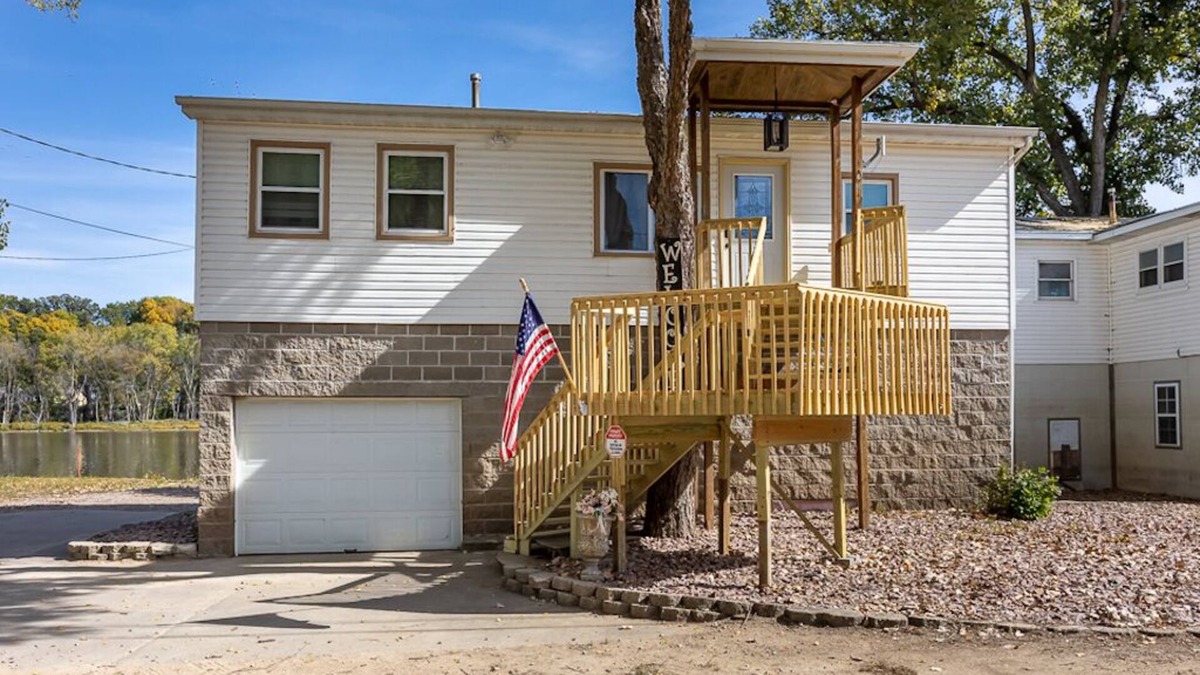 East Dubuque House | Lakefront Home w/2 Bedrooms Deck, Dock & Boats