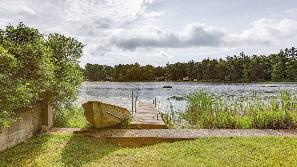 Brohman Cottage | Lakefront Home w/Deck: Central Michigan Escape!
