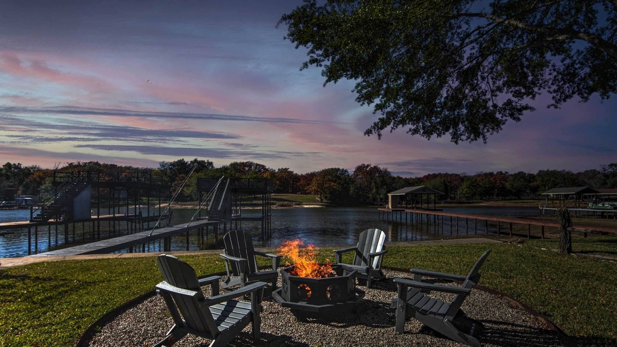 Enchanted Oaks House | Lakefront Home w/Dock in Mabank: Near Golfing!