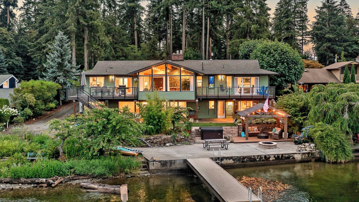 Lake Morton-Berrydale House | Lakefront Home with Hot Tub, Kayaks, Fire Pit, & Breakfast Included