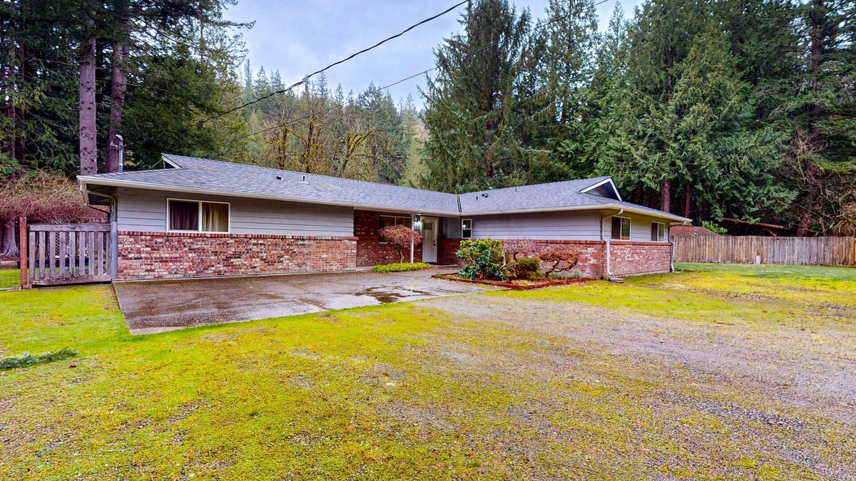 Snoqualmie House | Lakefront home with private dock, lake views, firepit, & wood stove