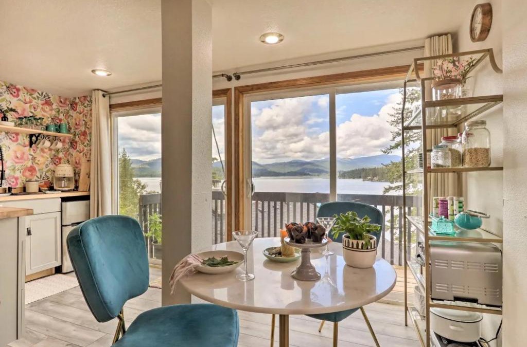 Newman Lake House | Lakefront Honeymoon Bay Studio Cottage
