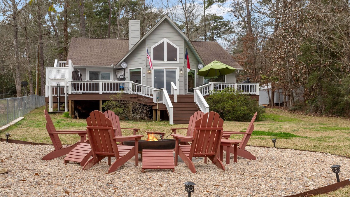 Hillister House | Lakefront, Hot Tub, and Fire Pit on Lake Charmaine