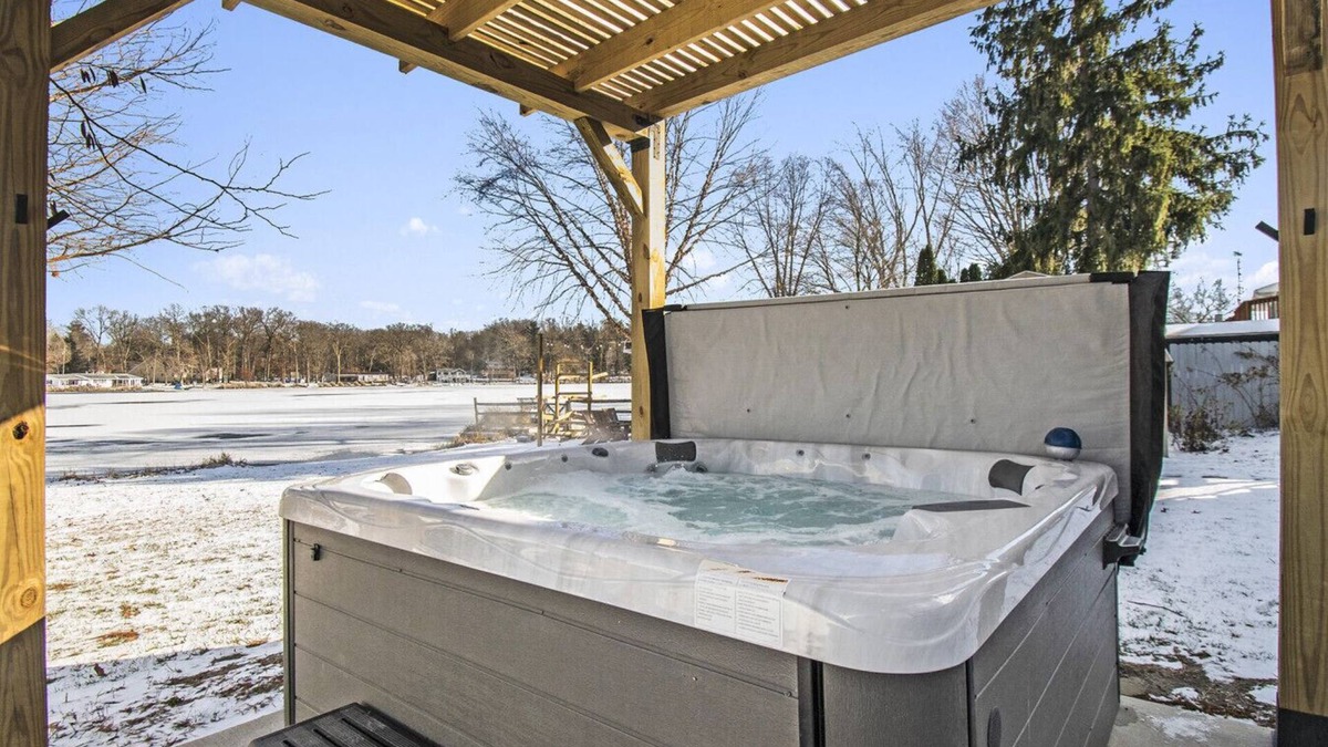 Hillsdale House | Lakefront, Hot Tub, Game Room Sapphire Shores