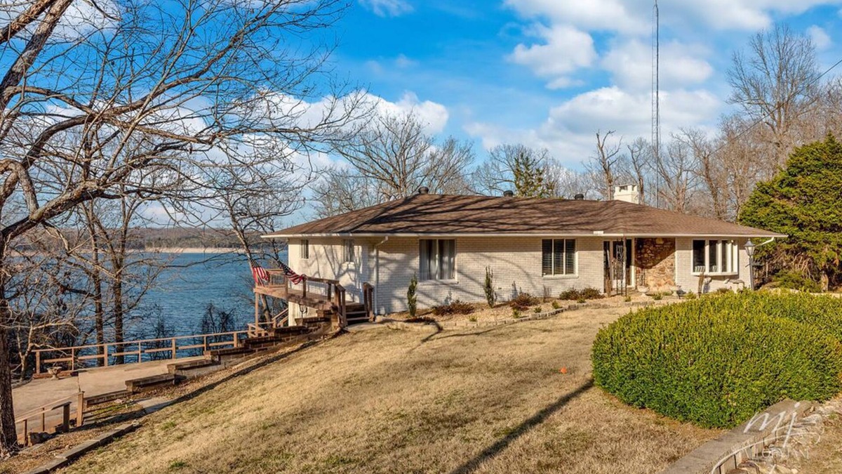 Bull Shoals House | 🌊Lakefront Hot Tub🛶Kayaks🔥Firepit🏖️Nature Lovers🦅Peaceful waterfront deck