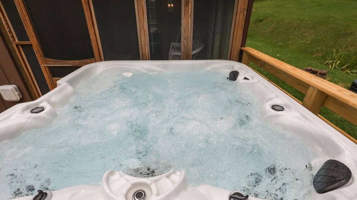 Logan Cabin | Lakefront in Logan (In the heart of Hocking Hills)