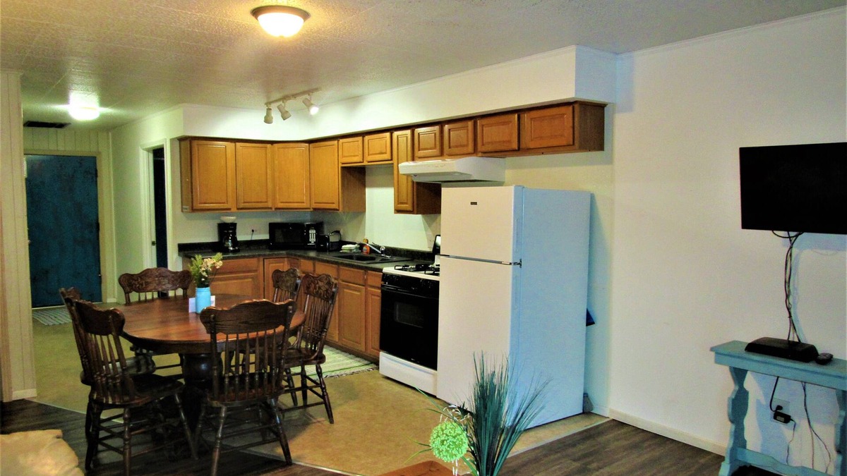 Almo Condo | Lakefront, Jet ski, kayak,or pontoon rentals. Right on the beach!